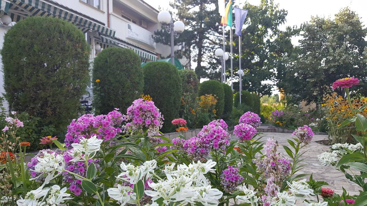 Paradise Hotel Madzharovo Exterior photo